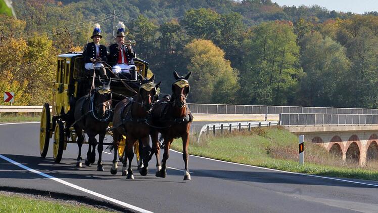 Im Saaletal bei Kleinbrach fährt die Postkutsche vor herbstlicher Kulisse. Foto: Werner Vogel