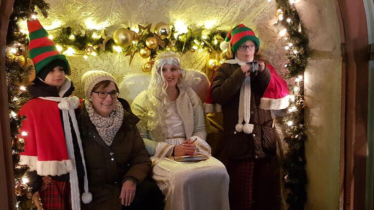 Christkind mit den zwei Wichteln