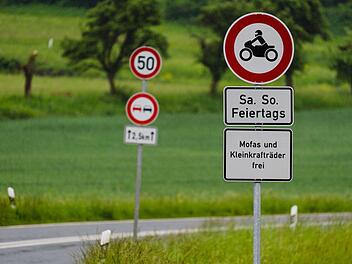 W&uuml;rgau: Vor dem Beginn des bei Motorradfahrern beliebten Streckenabschnitts W&uuml;rgauer Berg sind Schilder angebracht, die Motorradfahrern an Wochenenden und Feiertagen die Weiterfahrt verbieten. Foto: Nicolas Armer/dpa