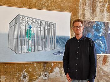 Sehnsucht nach Toleranz und Frieden: Thomas Michel vor seinem Werk "American Dream" Alle Fotos: Ronald Rinklef
