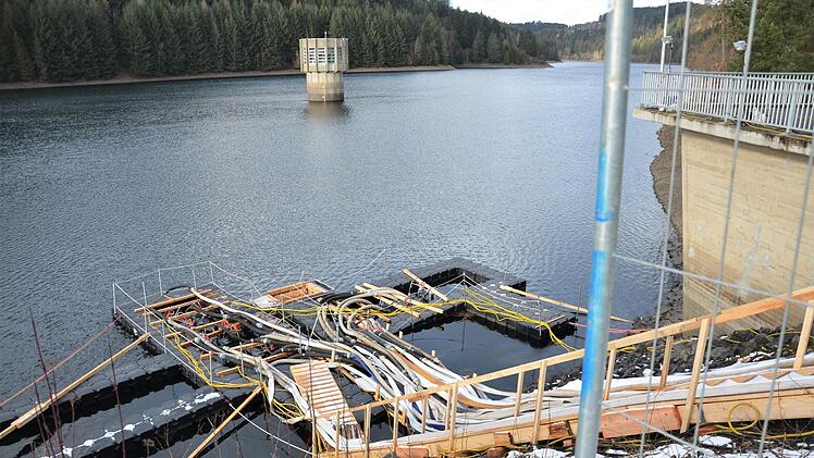 Über Feuerwehrschläuche wird derzeit das Wasser gepumpt. Foto: Sandra Hackenberg