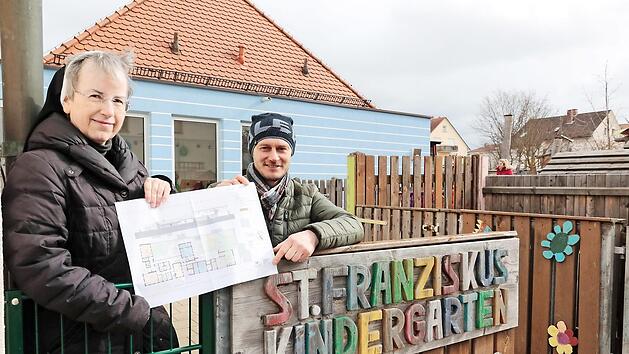 Provinzleiterin Schwester Martina Schmidt und Geschäftsführer Michael Schorn in dem Bereich, in dem der Anbau entstehen soll  Foto: Matthias Hoch