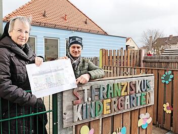 Provinzleiterin Schwester Martina Schmidt und Geschäftsführer Michael Schorn in dem Bereich, in dem der Anbau entstehen soll  Foto: Matthias Hoch