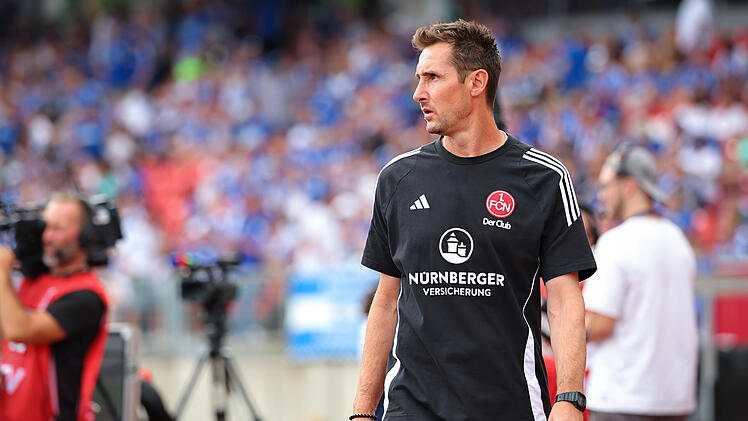 1. FC Nürnberg - FC Schalke 04: Club schlägt Schalke bei Kloses Heimpremiere