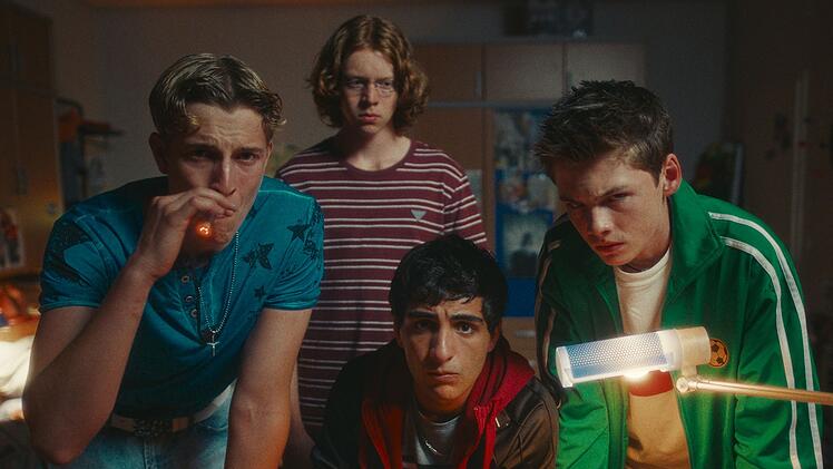 Sie sind die titelgebenden "Chabos", die unsicher und mit falschen Idealen durch den Wahnsinn Pubertät steuern (von links): PD (Jonathan Kriener), Gollum (Arsseni Bultmann), Alba (Loran Alhasan) und Peppi (Nico Marischka).