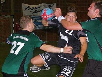 Ein zähes Ringen: Exemplarisch muss es Rödelsees Maximilian Häckner mit zwei Unterhachinger Gegenspieler aufnehmen.  Foto: Benny Krumpholz