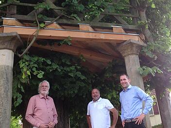 Über die gelungene Sanierung der Tanzlinde freuen sich (von links) Kerwavereins-Vorsitzender Veit Pöhlmann, Zimmerermeister Gerd Rochholz und Bürgermeister Martin Bernreuther. Foto: Jürgen Gärtner