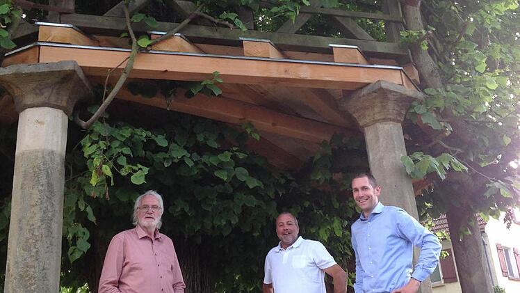 Über die gelungene Sanierung der Tanzlinde freuen sich (von links) Kerwavereins-Vorsitzender Veit Pöhlmann, Zimmerermeister Gerd Rochholz und Bürgermeister Martin Bernreuther. Foto: Jürgen Gärtner