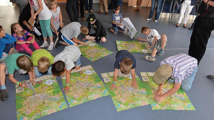 Zahlreiche kleine "Stadtplaner" begutachten ihr Werk
