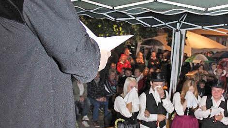 Plootzpfarrer Stefan Funke lässt in seiner Predigt zur Beerdigung der Lizza die Kerwa Revue passieren. Die Paare trauern.