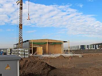 Die Halle der Firma WM Fassaden und Dach im Höchstadter Aischpark nimmt Formen an. Ganz im Vordergrund werden bald die ersten Wohnmobile einer Dechsendorfer Firma stehen, die an der Aisch Platz für eine Expansion gefunden hat.  Foto: Christian Bauriedel
