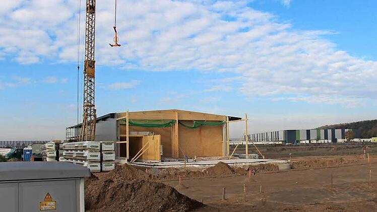Die Halle der Firma WM Fassaden und Dach im Höchstadter Aischpark nimmt Formen an. Ganz im Vordergrund werden bald die ersten Wohnmobile einer Dechsendorfer Firma stehen, die an der Aisch Platz für eine Expansion gefunden hat.  Foto: Christian Bauriedel