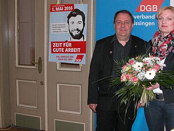 DGB-Kreisvorsitzender Gerhard Klamet und Mairednerin Marietta Eder auf der Kundgebung zum Tag der Arbeit.  Foto: Ewald Kiesel