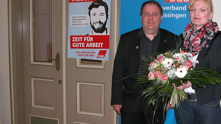 DGB-Kreisvorsitzender Gerhard Klamet und Mairednerin Marietta Eder auf der Kundgebung zum Tag der Arbeit.  Foto: Ewald Kiesel