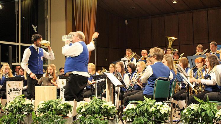 Zum Schmunzeln war die Interpretation der Amboss Polka. Daniel Scholz und Walter Schmitt mussten - während sie mit dem Amboss den Takt schlugen - mehrere Bier leertrinken. Foto: Julia Raab