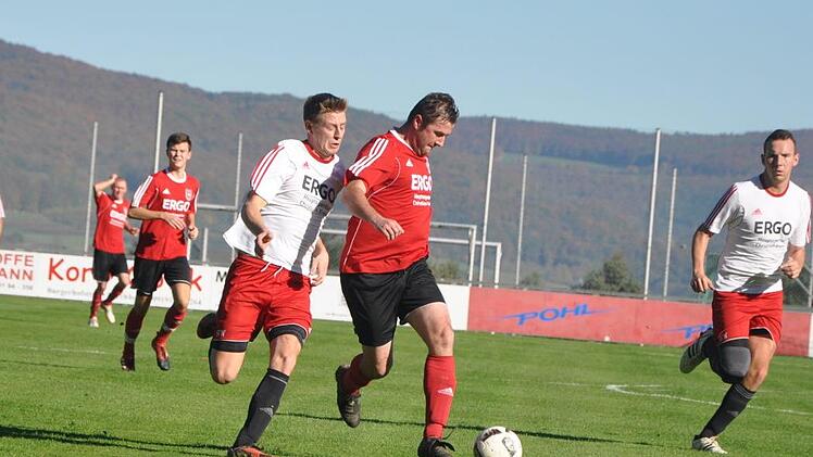 Gloria-Spielertrainer Simon Dimter verfolgt den späterenSiegtorschützen Christian Fuchs, am rechten Bildrand Daniel Erlwein, derdie 1:0-Führung besorgte.