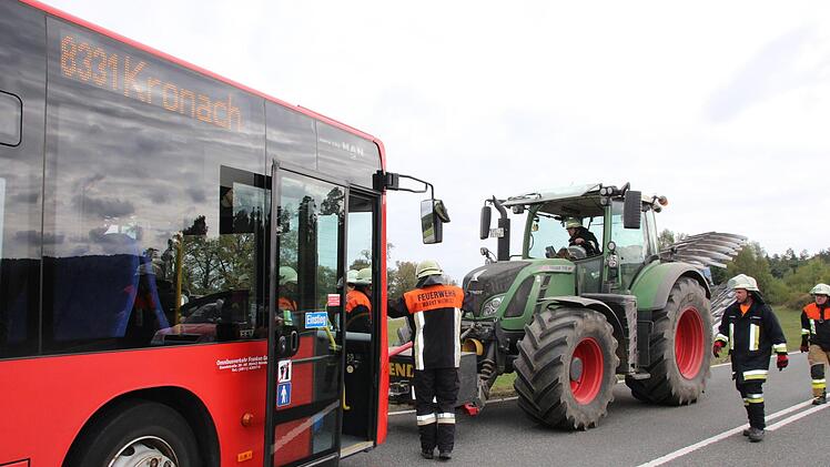 Schwerer Unfall am Freitagvormittag (14. September 2018) zwischen Mitwitz und Kaltenbrunn. Ein Milchlaster war in einen Linienbus gekracht. Foto: Andreas Schmitt