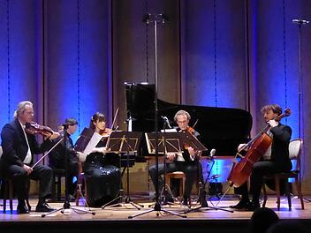 Sie gastierten zum ersten Mal im Rossini-Saal: die Stuttgarter Kammersolisten mit Daniel Rehfeldt (1. Violine), Christoph Soldan (Klavier), Yuki Mukai (2. Violine), Igor Michalski (Viola) und Hugo Rannou (Violoncello).   Foto: Gerhild Ahnert