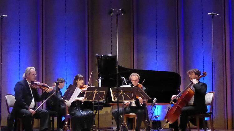 Sie gastierten zum ersten Mal im Rossini-Saal: die Stuttgarter Kammersolisten mit Daniel Rehfeldt (1. Violine), Christoph Soldan (Klavier), Yuki Mukai (2. Violine), Igor Michalski (Viola) und Hugo Rannou (Violoncello).   Foto: Gerhild Ahnert