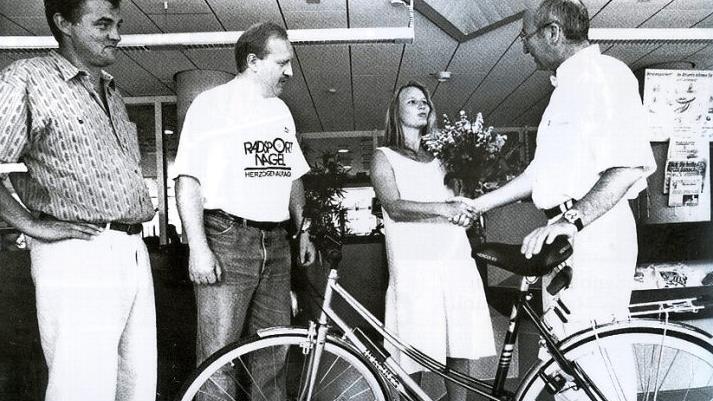 Heidi Kuban aus Veitsbronn wurde im Juli 1991 überrascht: Die 22-Jährige war die einmillionste Besucherin und erhielt ein Fahrrad. Bürgermeister Hans Lang (rechts), Betriebsleiter Wolfgang Schneider (links) und Georg Nagel empfingen die junge Frau, die sich als begeisterter Atlantis-Fan bezeichnete.  Foto: privat