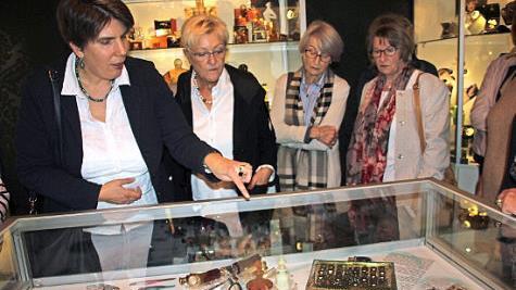 Bei der Ausstellung "grenzenlos majestätsverliebt" gibt es Parfumflakons aus dem 19. Jahrhundert zu sehen.  Foto: Veronika Schadeck