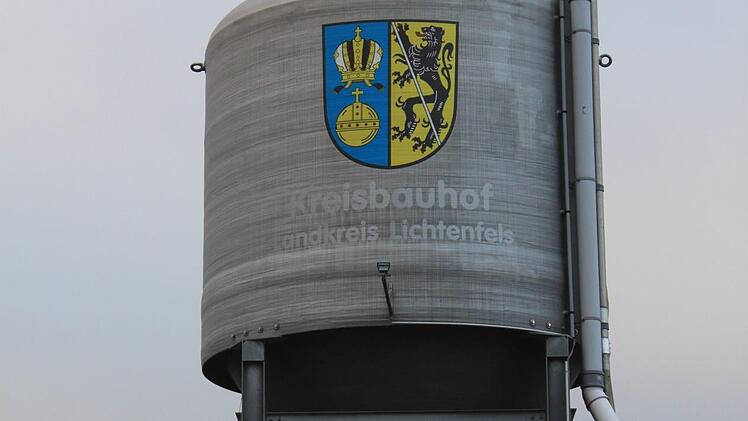 Aus diesem Silo werden die Fahrzeuge mit Salz beladen.