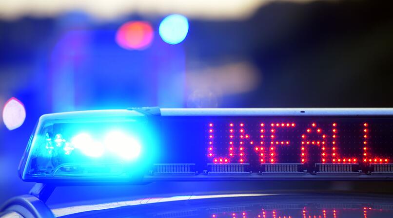 Autofahrer (91) schwer verletzt nach Crash - er kollidierte mit Warnbaken und Betonwänden