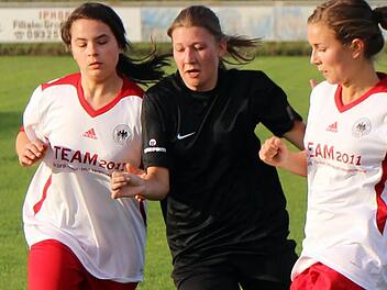 Die Großlangheimerin Annika Sauer setzt sich gegen die beiden Schwarzacher Abwehrspielerinnen Corinna Keilholz (rechts) und Katharina Barth durch.  Foto: Siegfried Thomas