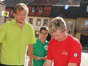 Ulrike Gote (hinten) und ValentinMotschmann (links) sammeln Unterschriften. Foto: Sonja Adam