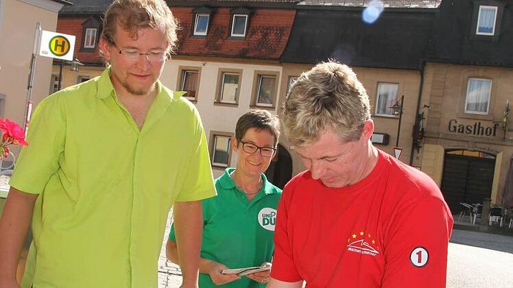 Ulrike Gote (hinten) und ValentinMotschmann (links) sammeln Unterschriften. Foto: Sonja Adam