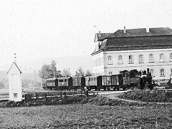 Ein Personenzug mit Dampflok 98.11 in den 30er Jahren vom Heilgersdorfer Schloss. (Foto aus der Sammlung von Anita Gunsenheimer.) Dieses und weitere historische Fotos zeigen wir mit freundlicher Genehmigung des Eisenbahn-Fachbuchverlags Neustadt.