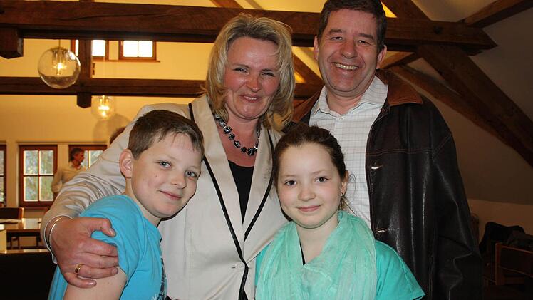 Ehemann Carsten und die Kinder Jonas (11) und Annika (9) freuen sich mit.