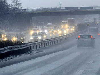 Unfall auf A73 bei Meeder: Autofahrer verliert im Schneematsch die Kontrolle