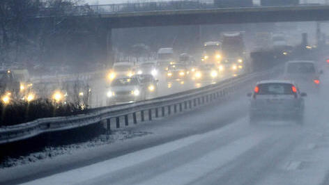 Unfall auf A73 bei Meeder: Autofahrer verliert im Schneematsch die Kontrolle