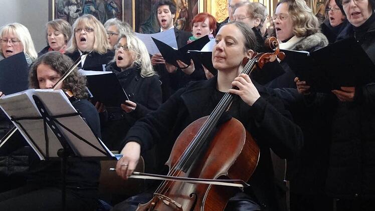 Der Gesang des Kirchenchores wurde von einem Streichensemble untermalt. Im Vordergrund des Chores ist die Cellistin Ulrike Gossel zu sehen.  Foto: Johanna Eckert