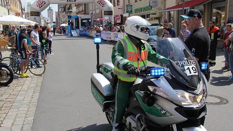 Ein Motorradfahrer wartet auf seinen Einsatz beim Zeitfahren.