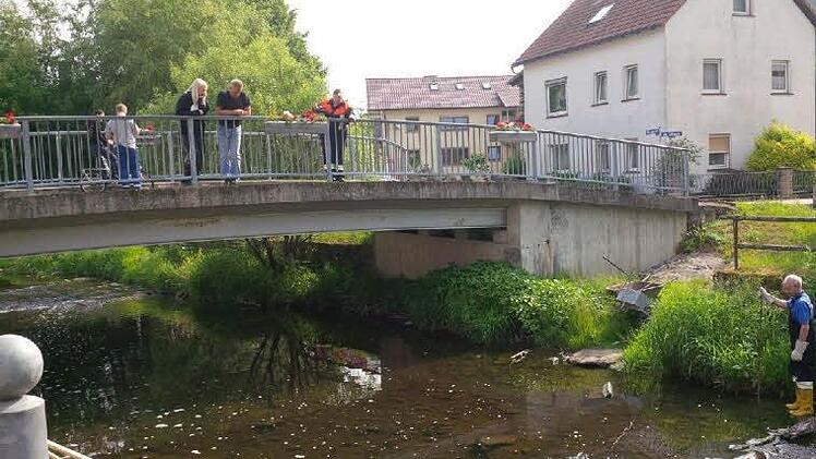 Anwohner beobachteten den Feuerwehreinsatz.  Foto: Franziska Goller
