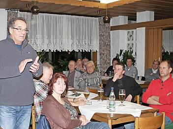 Der Thurnauer Max Herrmannsdörfer hatte eine ganz Palette von Anfragen und monierte 1000 Kleinigkeiten wie schmutzige Buswartehäuschen, Hundedreck rund um den Schlossweiher, zu schmale Gehsteige, ein furchtbarer Zustand des Bahnhofsgeländes und Raserei in Thurnau