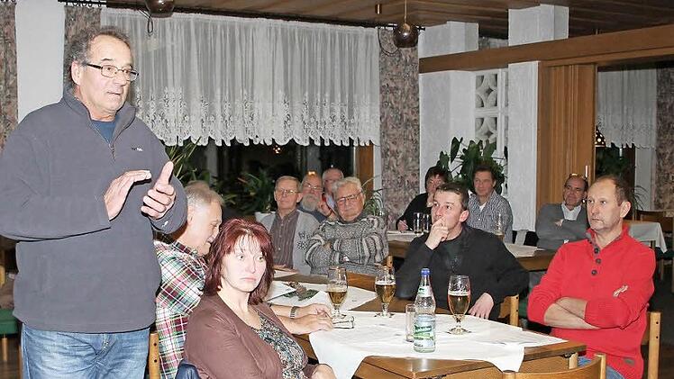 Der Thurnauer Max Herrmannsdörfer hatte eine ganz Palette von Anfragen und monierte 1000 Kleinigkeiten wie schmutzige Buswartehäuschen, Hundedreck rund um den Schlossweiher, zu schmale Gehsteige, ein furchtbarer Zustand des Bahnhofsgeländes und Raserei in Thurnau