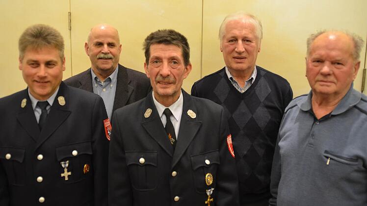Langjährige Verbundenheit: Vorsitzender Enrico Kröckel (links) ehrte für ihre Treue zum Verein (von rechts): Elmar Schmück (60 Jahre), Erwin Grom (50 Jahre), Reiner Grom (40 Jahre) und Ludwig Schlereth (50 Jahre). Foto: Kathrin Kupka-Hahn