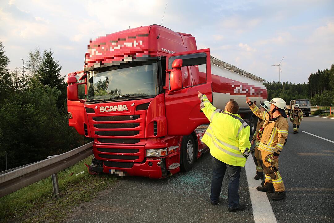 Unfall auf A9: Helfer retten bewusstlosen Lkw-Fahrer