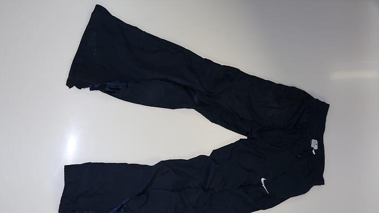 Die blaue Nike-Jogginghose des Radfahrers. Foto: Polizei Bamberg-Stadt