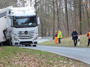 Der schwer beladene Auflieger eines Lastzuges machte sich am Hambach zwischen Ebern und Untermerzbach selbstständig. Foto: Eckehard Kiesewetter