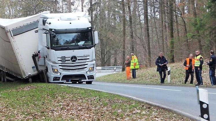 Der schwer beladene Auflieger eines Lastzuges machte sich am Hambach zwischen Ebern und Untermerzbach selbstständig. Foto: Eckehard Kiesewetter