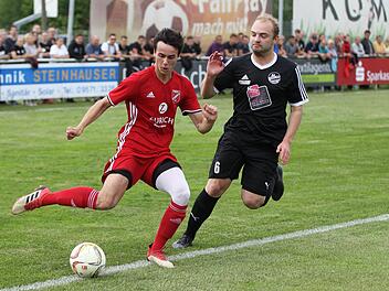 Meeders Dominik Gleissner (schwarzes Trikot) kommt gegen Niklas Karmann vom FSV Buttenheim einen Schritt zu spät.Lisa Hümmer