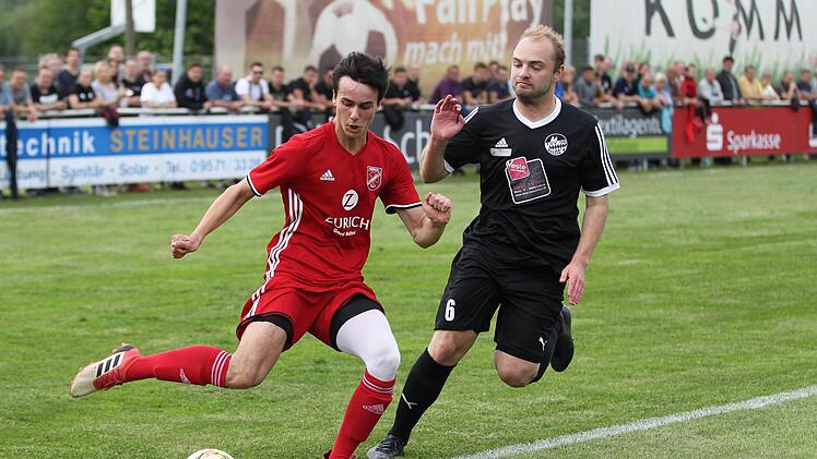 Meeders Dominik Gleissner (schwarzes Trikot) kommt gegen Niklas Karmann vom FSV Buttenheim einen Schritt zu spät.Lisa Hümmer