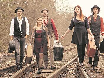 Die Band "Spellbound" bietet in Schlüchtern experimentelle Weltmusik.  Foto: Henry Schulenburg