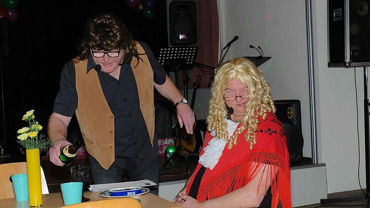 Achim Meder (links) spielte mit Gerald Meder zusammen den Klassik-Sketch "Dinner for One". Foto: Gerd Schaar