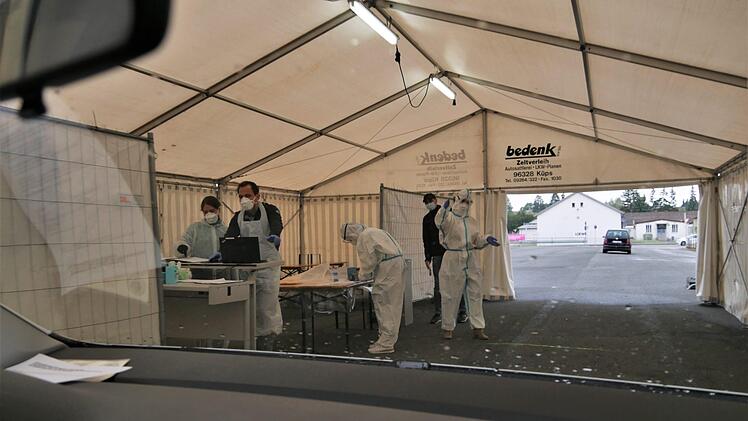 Die Tester winken das Auto an die richtige Position.  Fotos: Sandra Hackenberg