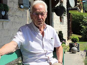 Werner Walter vor seinem Haus in Römershag. Hier kann er zukünftig den Ruhestand genießen. Foto: Julia Raab